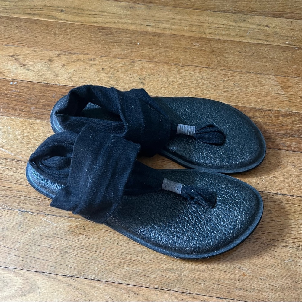 Sanuk Black Sandals (Size 6)